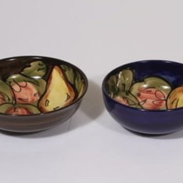 Savitorppa kulhot, käsinmaalattu, 2 kpl, suunnittelija Holger Granbäck, käsinmaalattu, signeerattu, eri kokoja, hedelmäaihe