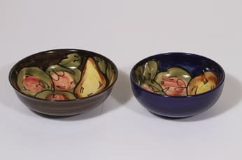Savitorppa kulhot, käsinmaalattu, 2 kpl, suunnittelija Holger Granbäck, käsinmaalattu, signeerattu, eri kokoja, hedelmäaihe