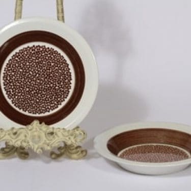 Arabia Faenza lautaset, Ruskeakukka, 2 kpl, suunnittelija Inkeri Seppälä, Ruskeakukka, syvä, serikuva