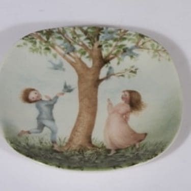 Arabia koristelautanen, Kevättanssi, suunnittelija Kaarina Kaila, Kevättanssi, pieni