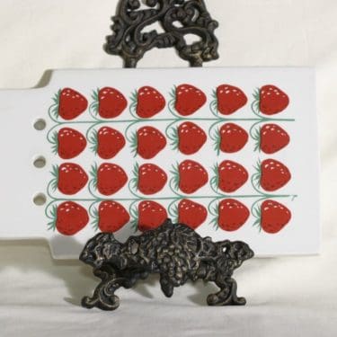 Arabia Pomona talouslevy, mansikka, suunnittelija Raija Uosikkinen, mansikka