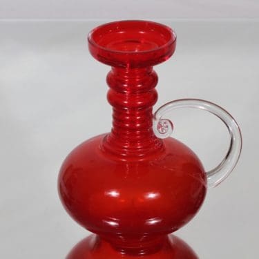 Riihimäen lasi Kleopatra maljakko, punainen, suunnittelija Tamara Aladin,