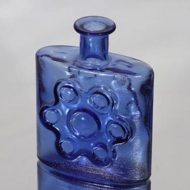 Riihimäen lasi Paukkurauta koristepullo, sininen, suunnittelija Erkkitapio Siiroinen,