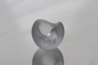 Iittala Hiiden kirnu taide-esine, signeerattu, suunnittelija Timo Sarpaneva, signeerattu, pieni, himmennetty