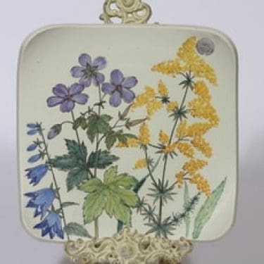 Kupittaan savi seinälaatta, käsinmaalattu, suunnittelija Hugo Vartiainen, käsinmaalattu, suuri, signeerattu, Kukka-aihe