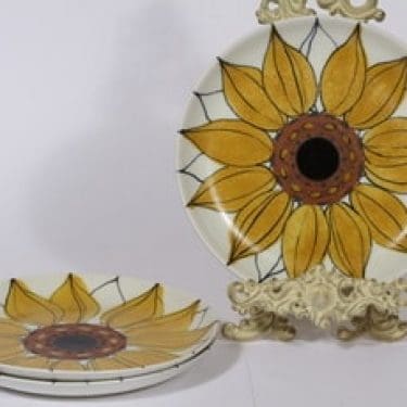Arabia Aurinkoruusu lautaset, matala, 3 kpl, suunnittelija Hilkka-Liisa Ahola, matala, käsinmaalattu, signeerattu