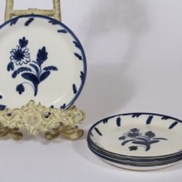 Arabia lautaset, käsinmaalattu, 4 kpl, suunnittelija Dorrit von Fieandt, käsinmaalattu, signeerattu