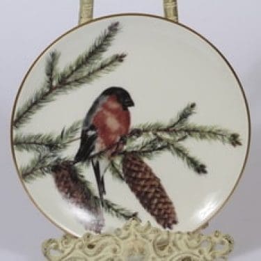 Arabia Neljä Vuodenaikaa koristelautanen, Punatulkku ja Kuusipuu, suunnittelija Riikka Hautamäki, Punatulkku ja Kuusipuu, serikuva, lintuaihe