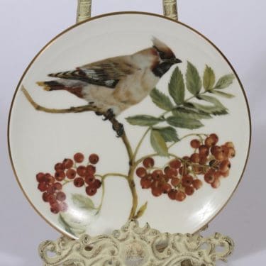 Arabia Neljä Vuodenaikaa koristelautanen, Tilhi ja Pihlaja, suunnittelija Riikka Hautamäki, Tilhi ja Pihlaja, serikuva, lintuaihe