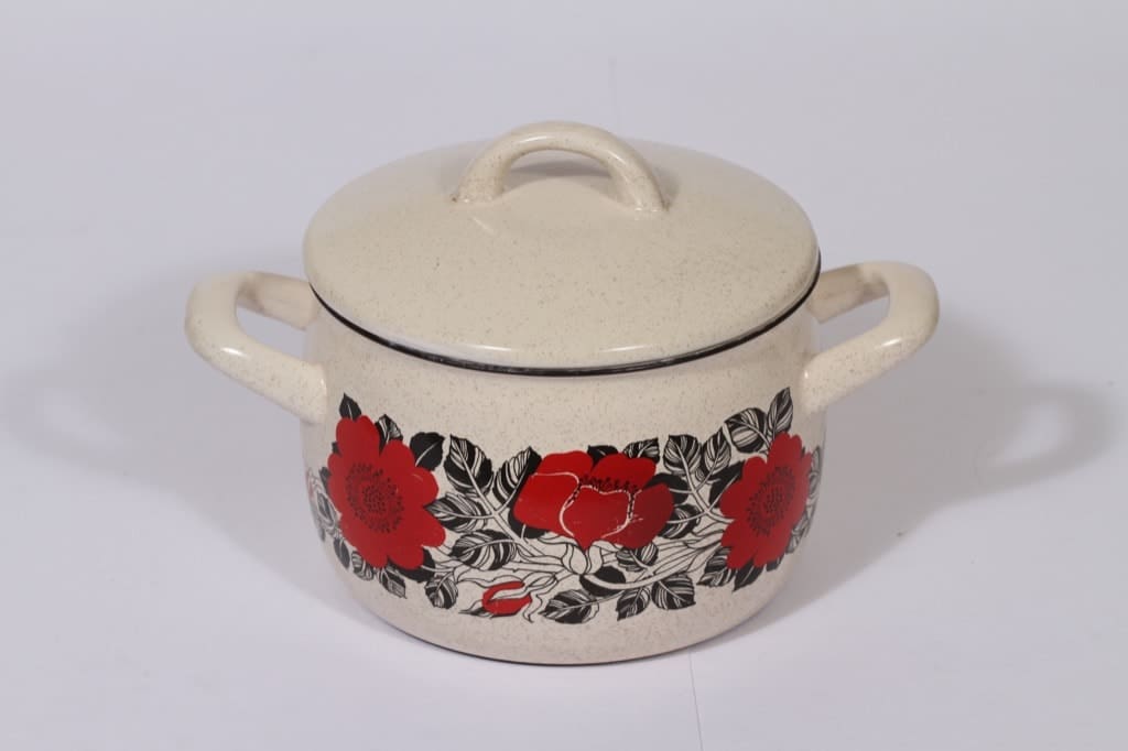 Finel Ruusu kattila, punainen, suunnittelija Esteri Tomula, serikuva, kukka-aihe