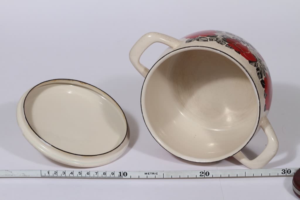 Finel Ruusu kattila, punainen, suunnittelija Esteri Tomula, serikuva, kukka-aihe kuva 3