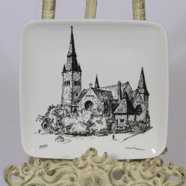 Arabia Partiolautanen koristelaatta, Tampereen tuomiokirkko, suunnittelija Henrik Tikkanen, Tampereen tuomiokirkko, pieni, serikuva