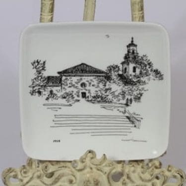 Arabia Partiolautanen koristelaatta, Kuopion tuomiokirkko, suunnittelija Henrik Tikkanen, Kuopion tuomiokirkko, pieni, serikuva