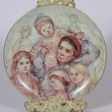 Arabia vuosilautanenlautanen, Hetki hellyydelle, suunnittelija Edna Hibel, Hetki hellyydelle, 1987, serikuva, numeroitu