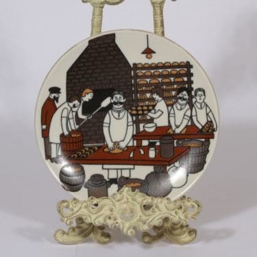 Arabia tilattu koriste koristelautanen, suunnittelija Raija Uosikkinen, serikuva