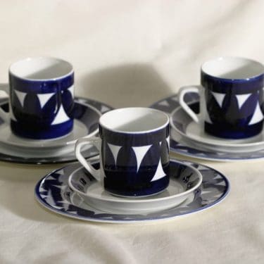 Arabia Sotka kahvikupit, käsinmaalattu, 3 kpl, suunnittelija Raija Uosikkinen, käsinmaalattu