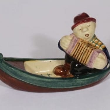 Kupittaan savi figuuri, käsinmaalattu, suunnittelija , käsinmaalattu, signeerattu, haitarinsoittaja-aihe