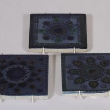 Arabia koristelaatat, käsinmaalattu, 3 kpl, suunnittelija Hilkka-Liisa Ahola, käsinmaalattu, pieni, signeerattu