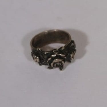 Turun Hopea 5036 sormus, Ruusu, suunnittelija Pentti Sarpaneva, Ruusu