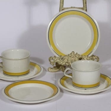 Arabia Faenza teekupit ja lautaset, keltainen, 2 kpl, suunnittelija Inkeri Seppälä, raitakoriste