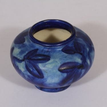 Kupittaan savi maljakko, käsinmaalattu, suunnittelija Helena Mäkinen, käsinmaalattu, pieni, signeerattu