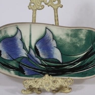 Arabia seinälaatta, Kellohelmat, suunnittelija Heljä Liukko-Sundström, Kellohelmat, suuri, serikuva, signeerattu