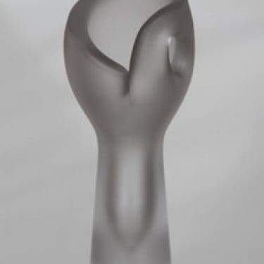 Iittala Hiiden nyrkki taide-esine, signeerattu, suunnittelija Timo Sarpaneva, signeerattu, himmennetty