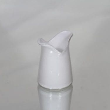 Riihimäen lasi Korvaton kermakko, valkoinen, suunnittelija Nanny Still,