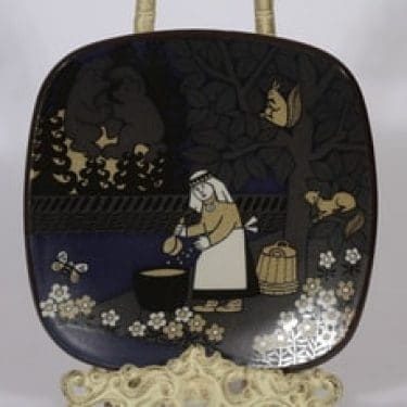 Arabia vuosilautanen, 1986, suunnittelija Raija Uosikkinen, 1986, serikuva, Kalevala-aihe