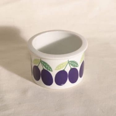 Arabia Pomona purnukka, luumu, suunnittelija Raija Uosikkinen, luumu