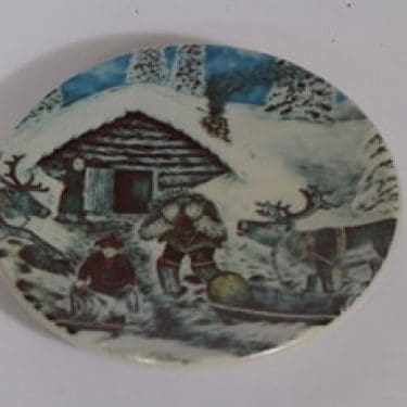 Arabia vuosilautanen, Suurikokoinen mies, suunnittelija Andreas Alariesto, Suurikokoinen mies, 1981, pieni, serikuva|Lappi-aihe