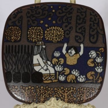 Arabia vuosilautanen, 1981, suunnittelija Raija Uosikkinen, 1981, serikuva, Kalevala-aihe