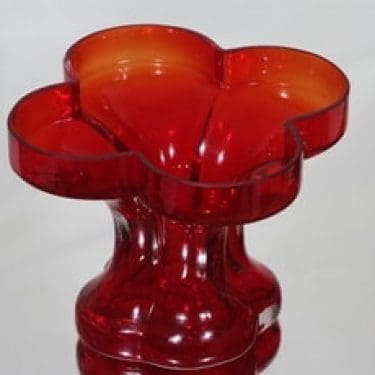 Riihimäen lasi Onnenlehti maljakko, rubiininpunainen, suunnittelija Helena Tynell,