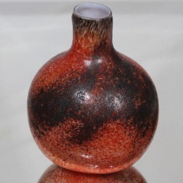 Nuutajärvi Tunturissa koristepullo, Ruska, suunnittelija Oiva Toikka, Ruska, suuri, signeerattu