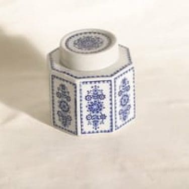 Arabia Kismet rasia, valkoinen, suunnittelija Raija Uosikkinen,