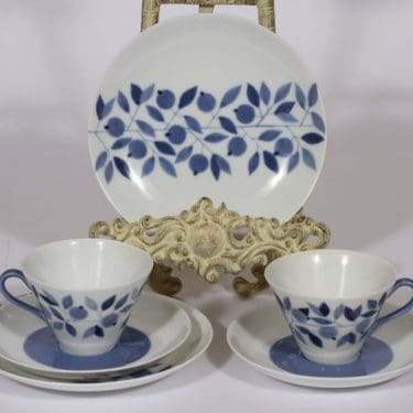 Arabia kahvikupit ja lautaset, sininen, 2 kpl, suunnittelija Esteri Tomula, painettu ja maalattu