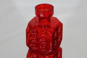 Riihimäen lasi Arpa on heitetty maljakko, punainen, suunnittelija Erkkitapio Siiroinen,