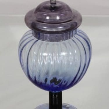 Nuutajärvi Pro Arte 1992 kulho, Isoäidin karkkipurkki, suunnittelija Kerttu Nurminen, Isoäidin karkkipurkki, jalallinen, signeerattu