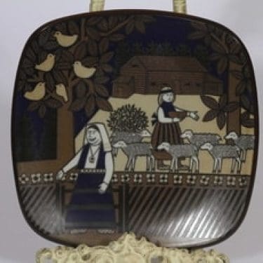 Arabia vuosilautanen, 1988, suunnittelija Raija Uosikkinen, 1988, serikuva, Kalevala-aihe