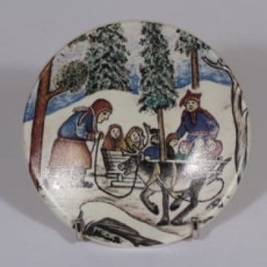 Arabia vuosilautanen, Lappalaiset ajanvietepuuhissa, suunnittelija Andreas Alariesto, Lappalaiset ajanvietepuuhissa, 1986, pieni, serikuva