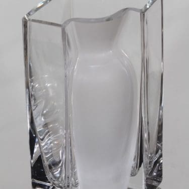 Iittala Intersection maljakko, kirkas, suunnittelija Mattias Ingman, massiivinen, osin himmennetty