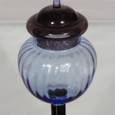 Nuutajärvi Pro Arte kulho, Isoäidin karkkipurkki, 1992, suunnittelija Kerttu Nurminen, Isoäidin karkkipurkki, 1992, jalallinen, signeerattu