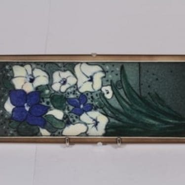 Arabia seinälaatta, Kesällä kerran, suunnittelija Heljä Liukko-Sundström, Kesällä kerran, serikuva, signeerattu