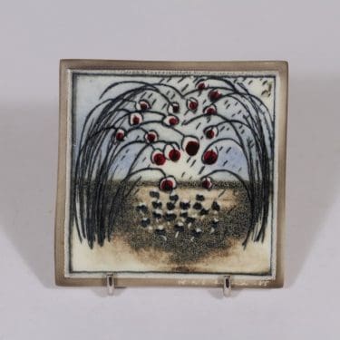 Arabia seinälaatta, Oksien suojassa, suunnittelija Heljä Liukko-Sundström, Oksien suojassa, pieni, serikuva, signeerattu