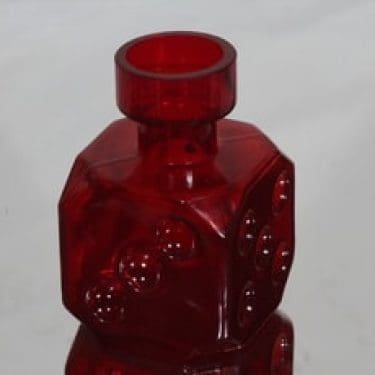 Riihimäen lasi Arpa on heitetty maljakko, rubiininpunainen, suunnittelija Erkkitapio Siiroinen,