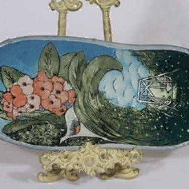 Arabia seinälaatta, Salaisuus odottaa, suunnittelija Heljä Liukko-Sundström, Salaisuus odottaa, suuri, serikuva, signeerattu