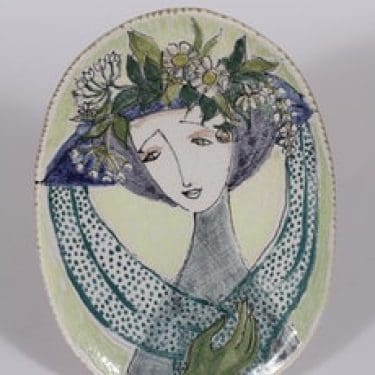 Arabia seinälaatta, käsinmaalattu, suunnittelija Hilkka-Liisa Ahola, käsinmaalattu, käsinmuotoiltu, signeerattu, naisaihe