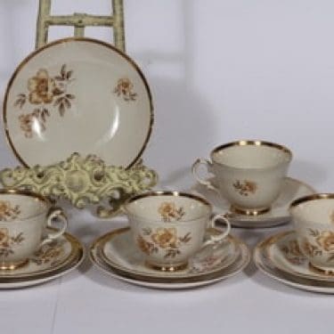 Arabia Myrna kahvikupit ja lautaset, 4 kpl, suunnittelija Olga Osol, siirtokuva, kukka-aihe