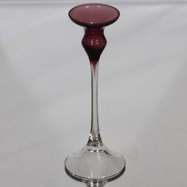 Kumela 354 kynttilanjalka, lila, suunnittelija Marjut Kumela,