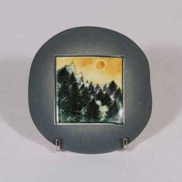 Arabia koristelautanen, Metsä, suunnittelija Heljä Liukko-Sundström, Metsä, pieni, serikuva